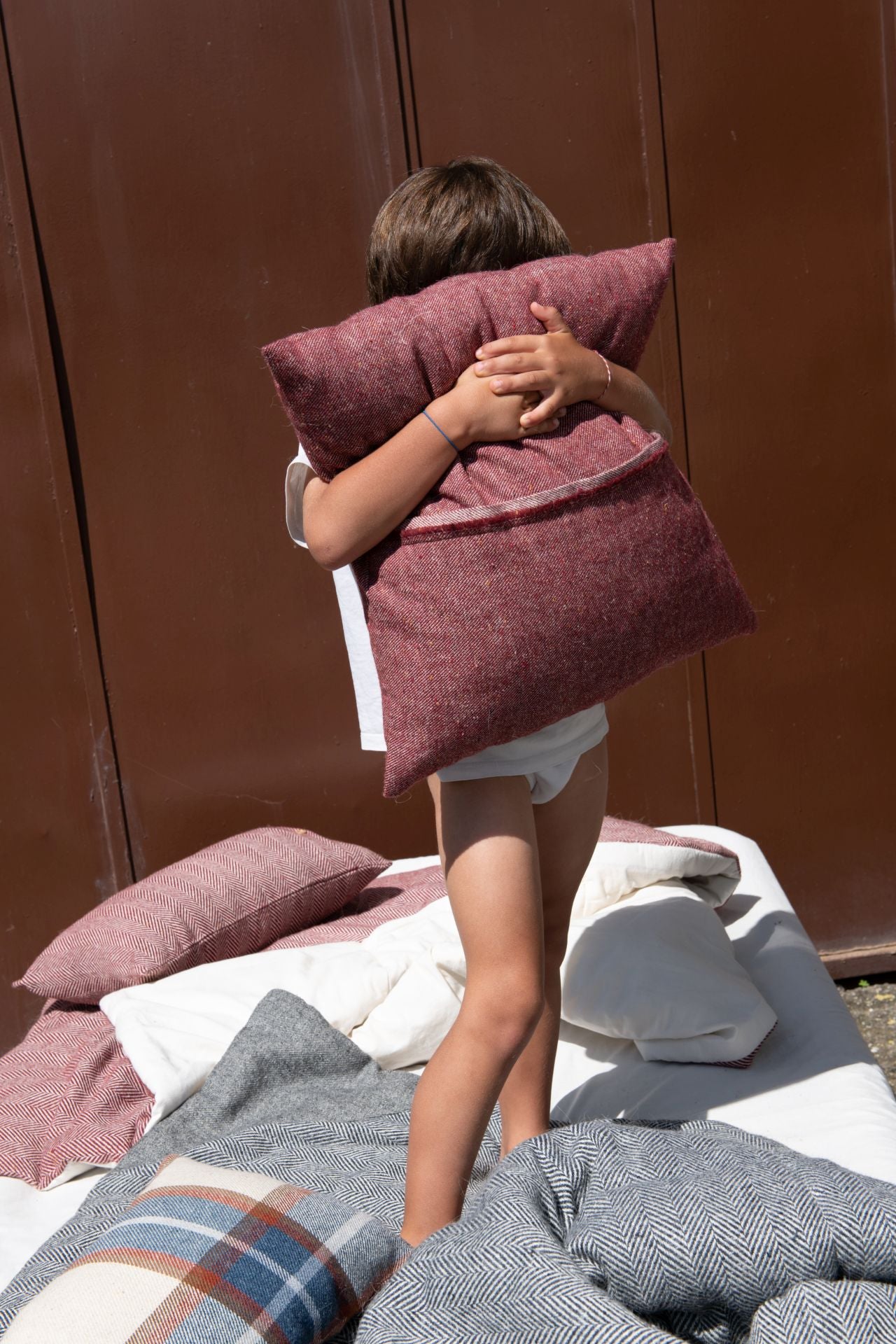 La lana de las ovejas latxas se transforma en colchas, cojines y manteles con alma vasca