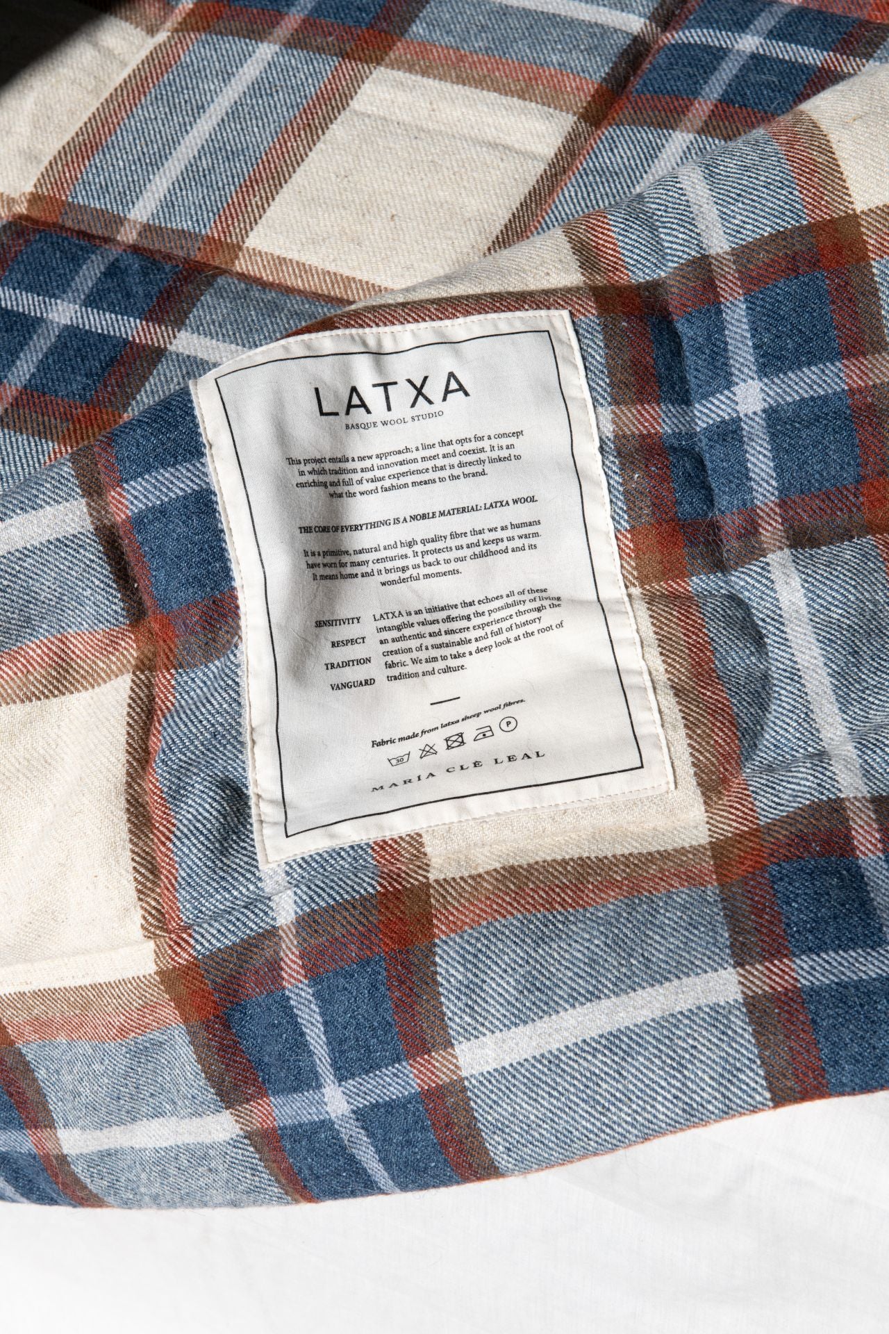 La lana de las ovejas latxas se transforma en colchas, cojines y manteles con alma vasca