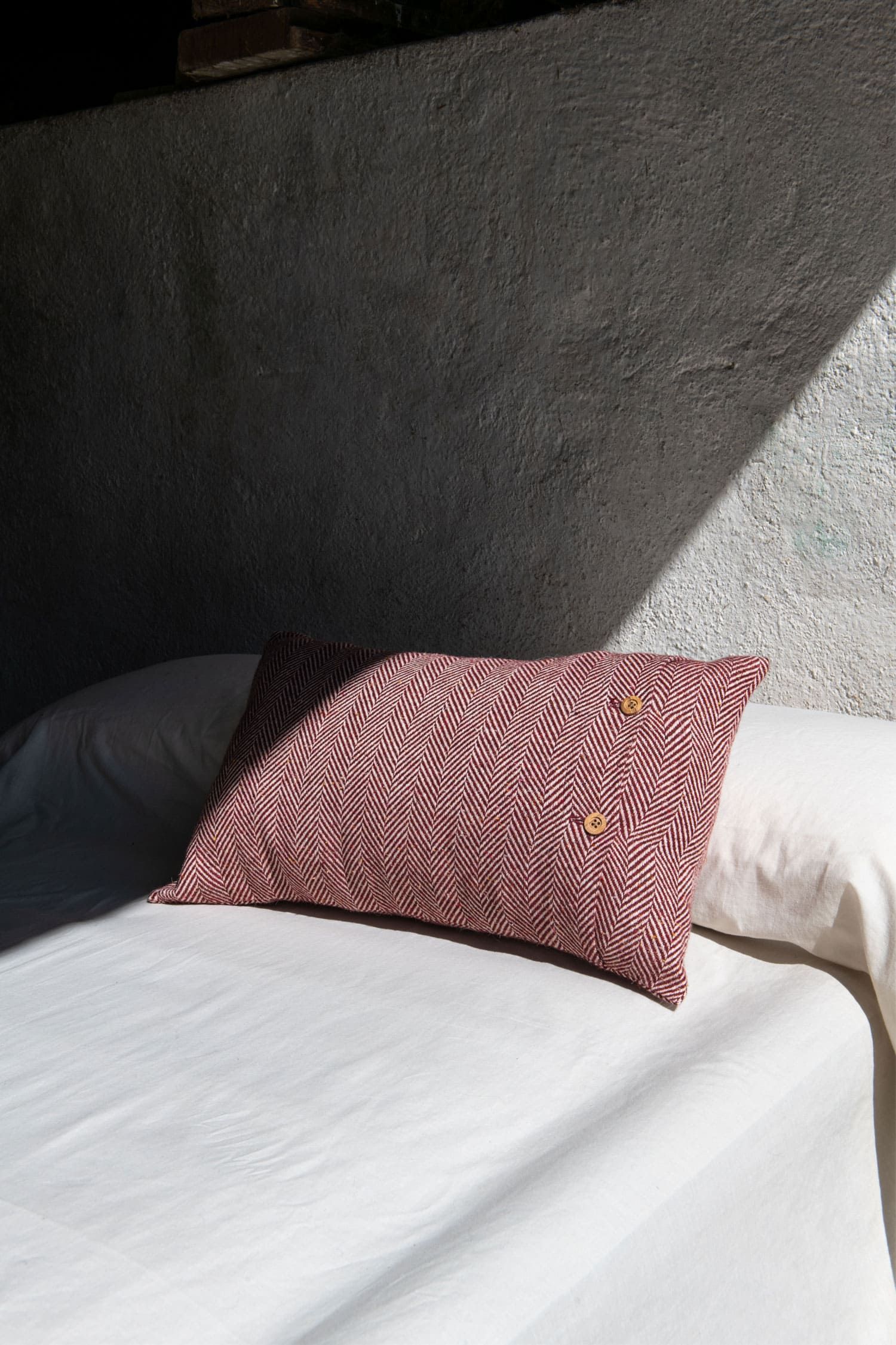 La lana de las ovejas latxas se transforma en colchas, cojines y manteles con alma vasca