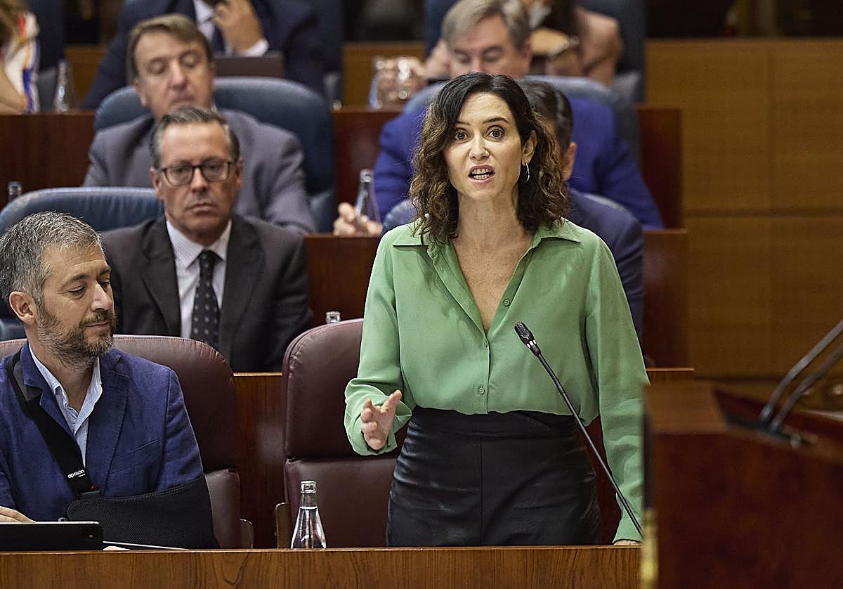 Ayuso interviene durante el pleno.