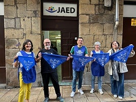 Los integrantes de la asociación, Lourdes Garitaonandia, Kepa Gorordo, Iñigo Murgoitio, Inés Onaindia y Susana Lorenzo, junto a los pañuelos de fiestas.