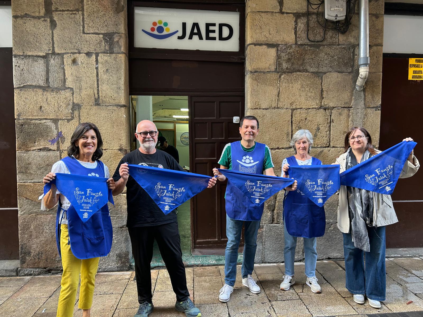 Los integrantes de la asociación, Lourdes Garitaonandia, Kepa Gorordo, Iñigo Murgoitio, Inés Onaindia y Susana Lorenzo, junto a los pañuelos de fiestas.