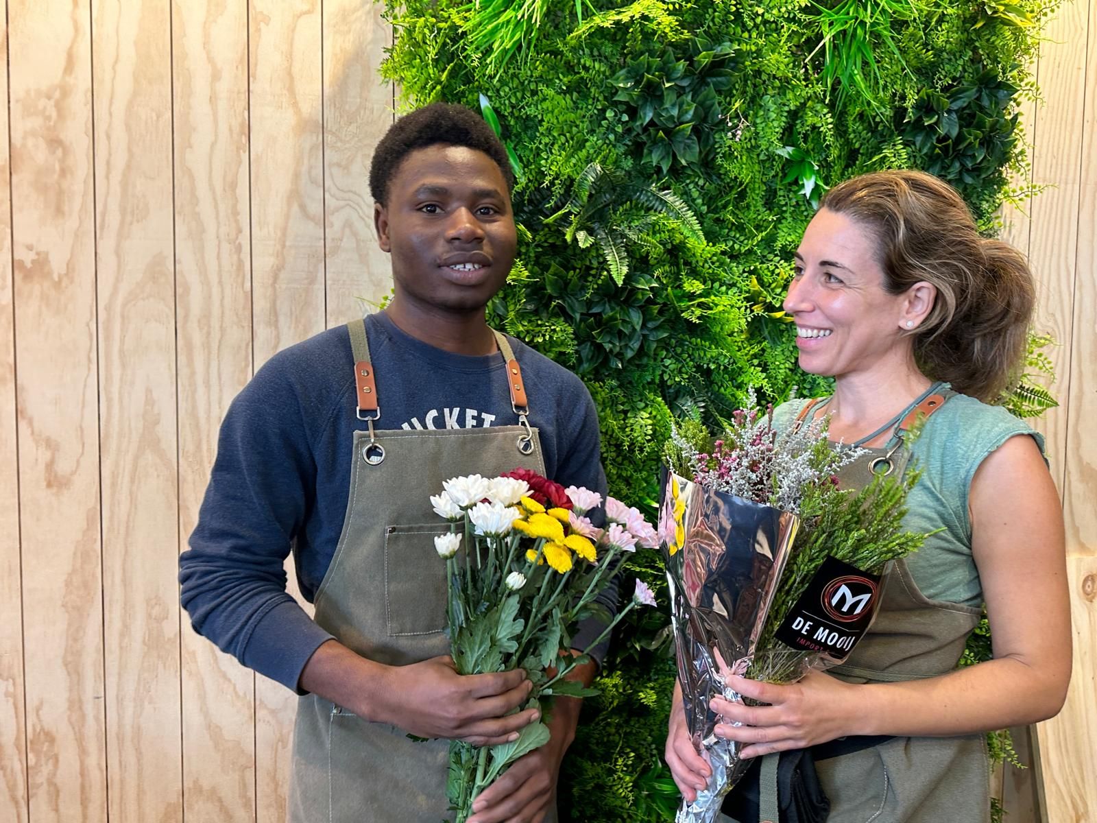 Nagore, la niña que vendía flores en el mercado de El Arenal, abre su floristería frente al Ayuntamiento de Bilbao