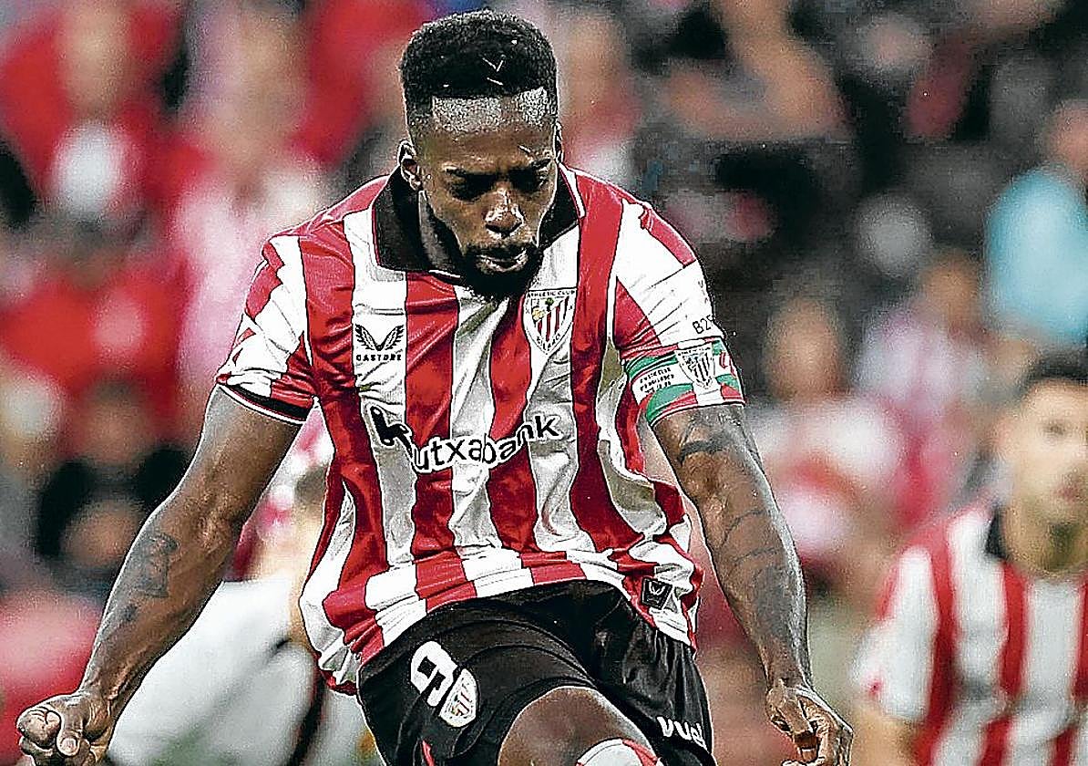 Iñaki Williams lanza el penalti que supuso el primer gol ante el Mallorca.