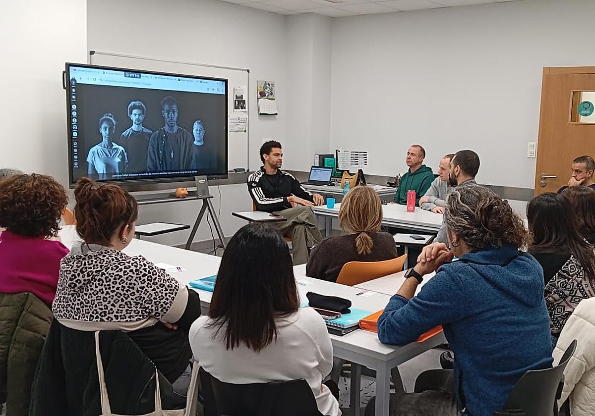 El euskaltegi Kaltxango AEK ofrece clases oficiales de euskera en la villa.