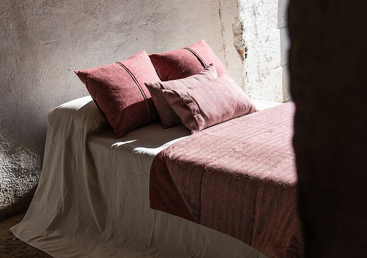 La lana de las ovejas latxas se transforma en colchas, cojines y manteles con alma vasca.