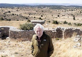 Julio Llamazares fotografiado en Teruel, uno de los escenarios que recorrió su padre en la guerra.