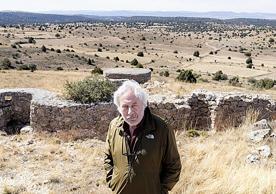 Julio Llamazares fotografiado en Teruel, uno de los escenarios que recorrió su padre en la guerra.