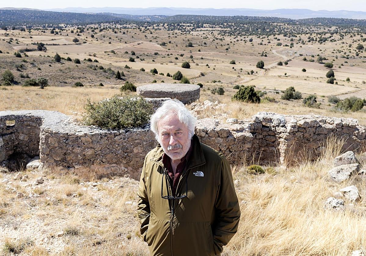 Julio Llamazares fotografiado en Teruel, uno de los escenarios que recorrió su padre en la guerra.