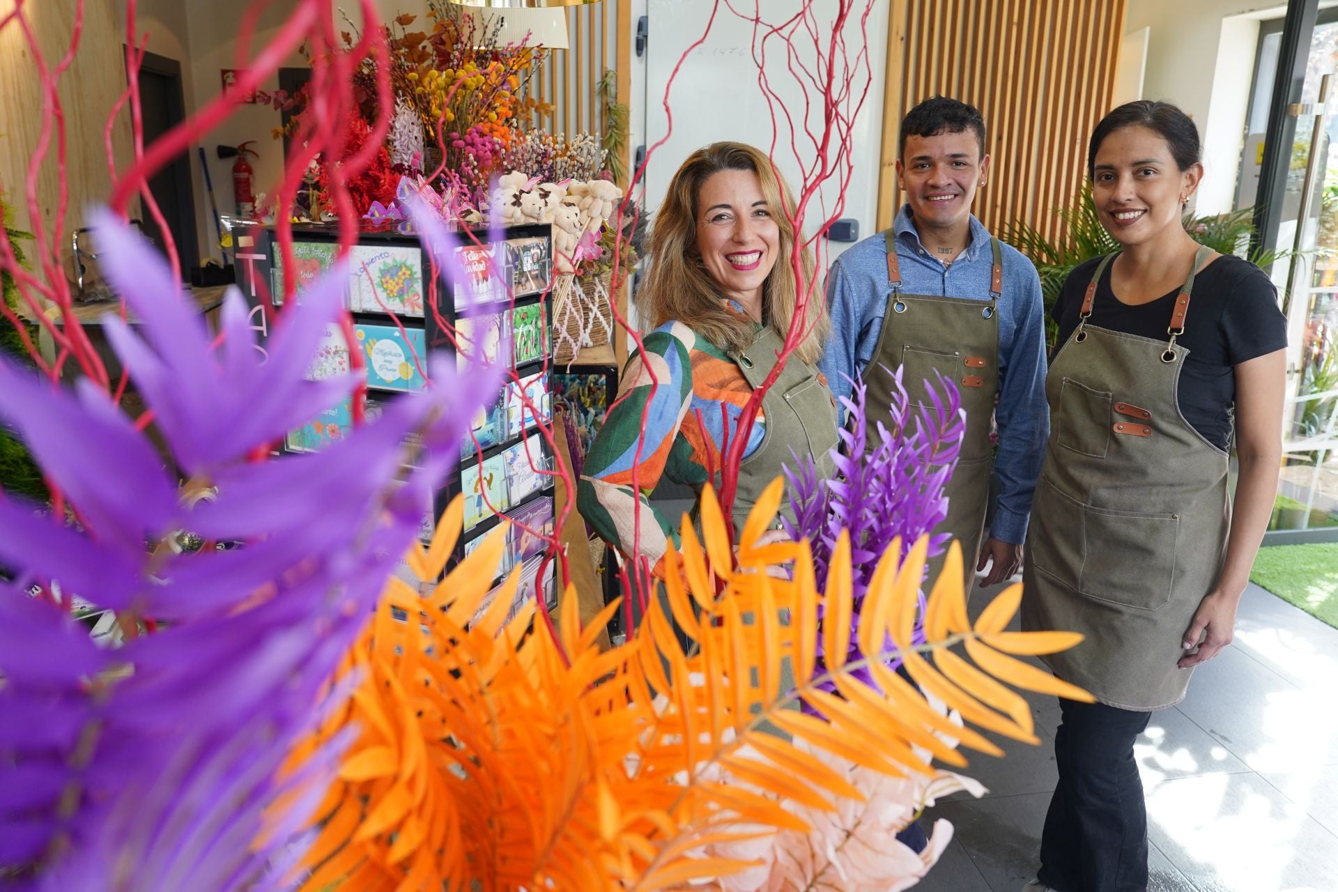 Nagore, la niña que vendía flores en el mercado de El Arenal, abre su floristería frente al Ayuntamiento de Bilbao