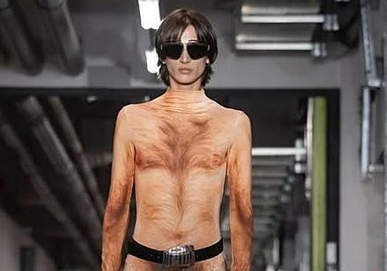 Polémica en un desfile de moda por un traje que simula el cuerpo desnudo de un hombre