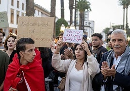 Manifestantes durante una protesta organizada por el colectivo «GenZ212» en Rabat, Marruecos, para exigir reformas en la atención médica y la educación públicas y para expresar su solidaridad con los palestinos.