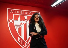 Honey Thaljieh posa delante del escudo del Athletic dentro de San Mamés.