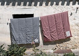 Dos de las colchas de Basque Wool Fabrics confeccionadas con lana de oveja latxa.