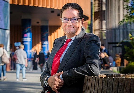 El ministro, ante el Palacio Europa de Vitoria.