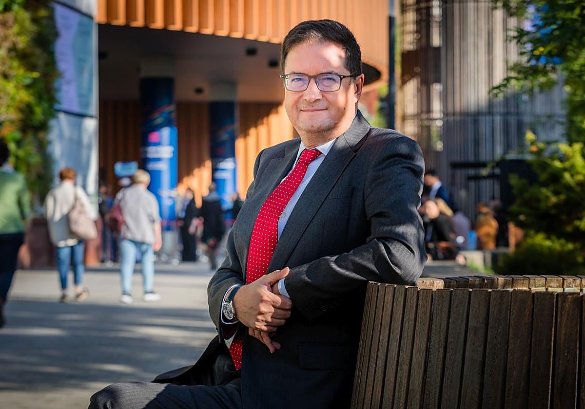 El ministro, ante el Palacio Europa de Vitoria.