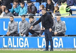 Coudet da instrucciones durante el partido ante el Elche.