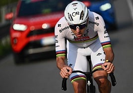 Tadej Pogacar, en plena escapada hacia la victoria en Lombardía.