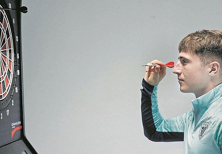 Jauregizar juega con un dardo en una de las salas de recreo de Lezama, donde llegó en 2021.