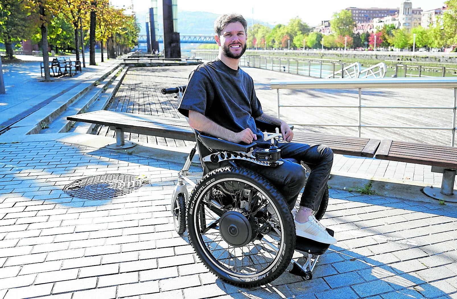 George Dowell posa en las inmediaciones del Palacio Euslkalduna.
