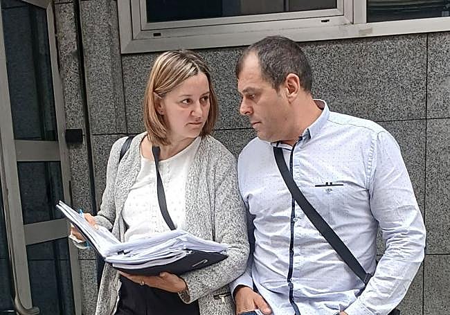 Janire y José Luis, ayer a las puertas de los juzgados de Bilbao.