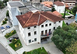 Vista área del Ayuntamiento de Noja.