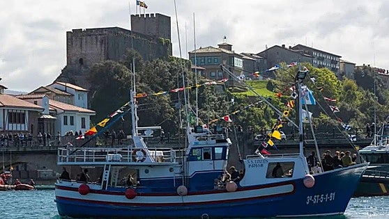 La última travesía del pesquero de las Lindes hacia el museo de Lekeitio