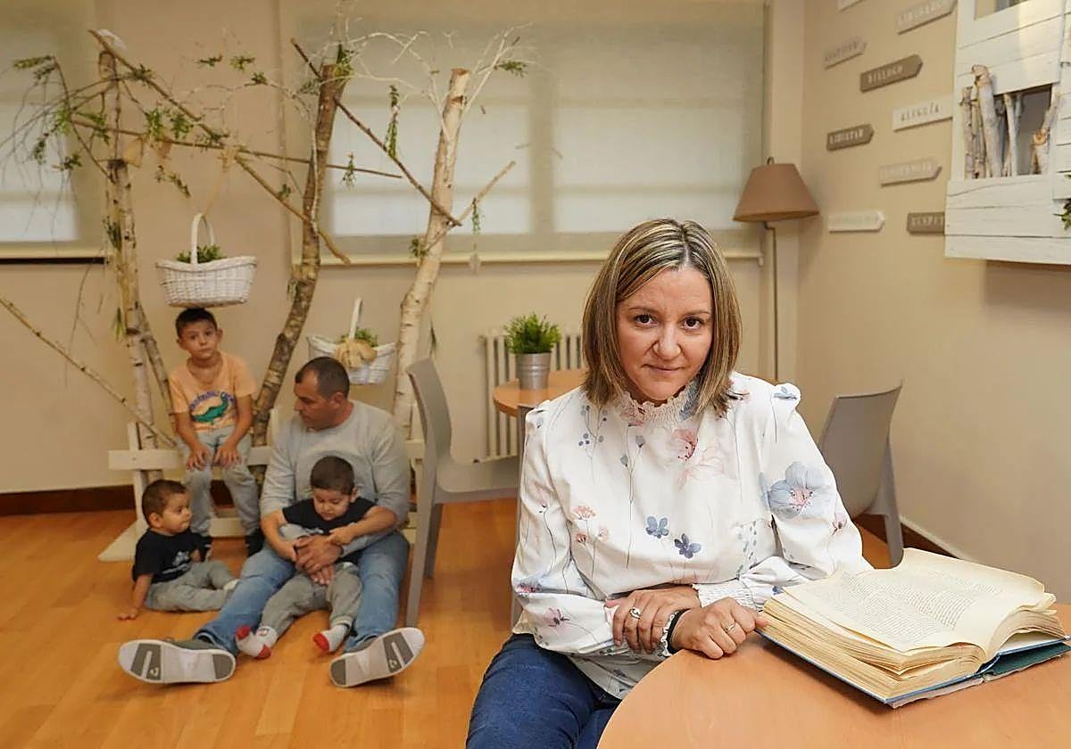 Janire, con su marido y sus tres hijos.