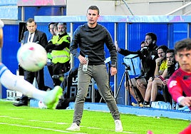 El entrenador del Mirandés, Fran Justo, estuvo muy activo durante el partido.
