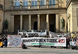 Concentración en Vitoria contra los macroproyectos eólicos y fotovoltaicos previstos en Álava