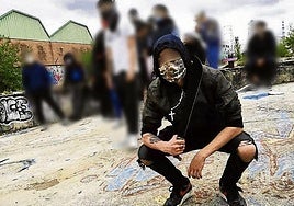 Foto colgada por los Blood de Vitoria en un polígono de la ciudad en la que exhibían machetes de grandes dimensiones.