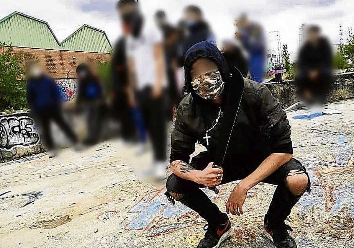 Foto colgada por los Blood de Vitoria en un polígono de la ciudad en la que exhibían machetes de grandes dimensiones.