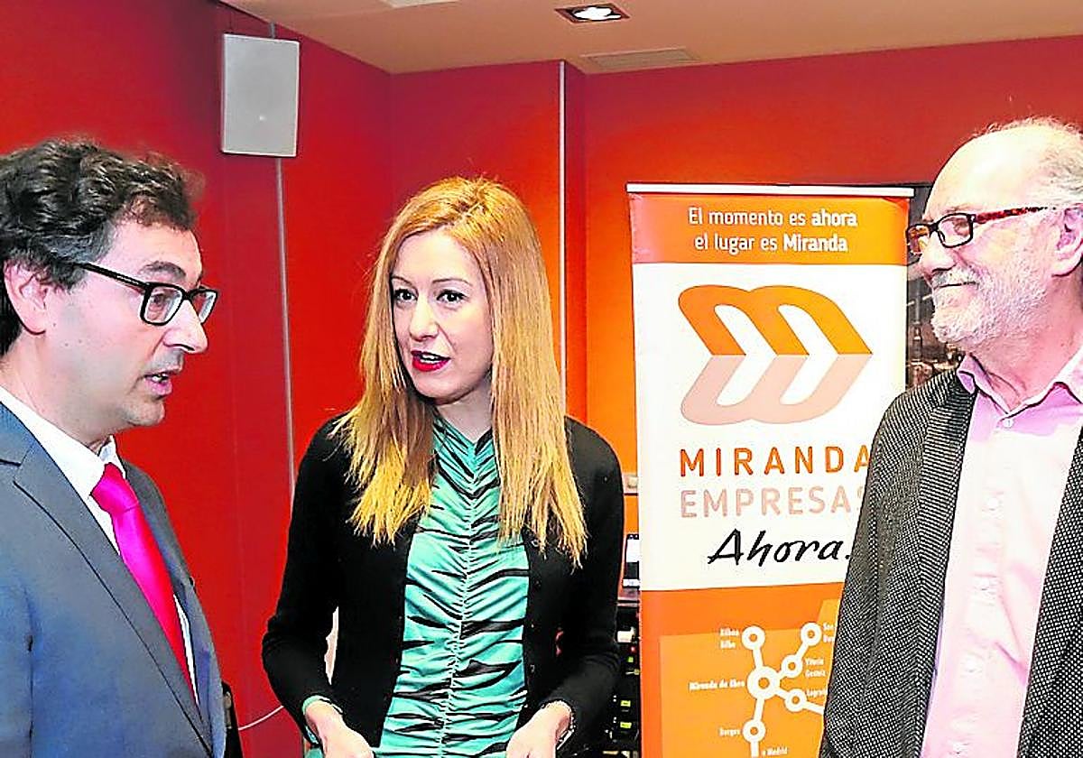 Adrián junto con la alcaldesa y Martínez de Salinas.