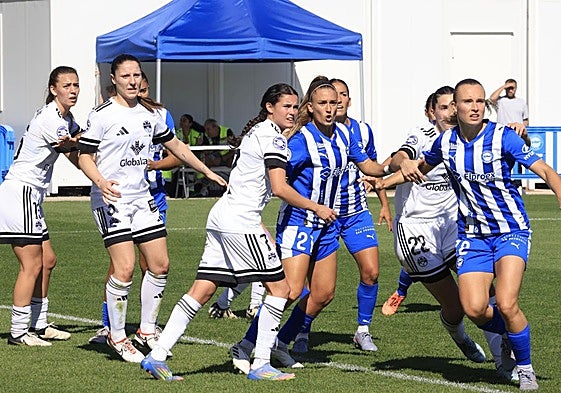 Las jugadoras de las Gloriosas buscan rematar en un córner.