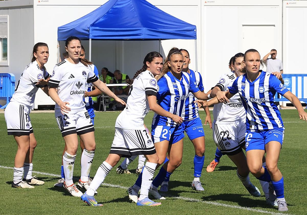 Las jugadoras de las Gloriosas buscan rematar en un córner.