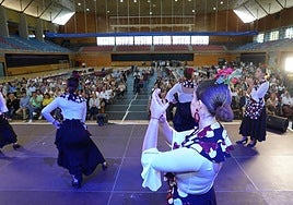 Actuación de uno de los grupos en el polideportivo de Lasesarre de Barakaldo