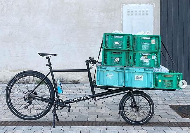Así se preparan lascestas que luego se reparten en bicicleta por Vitoria.