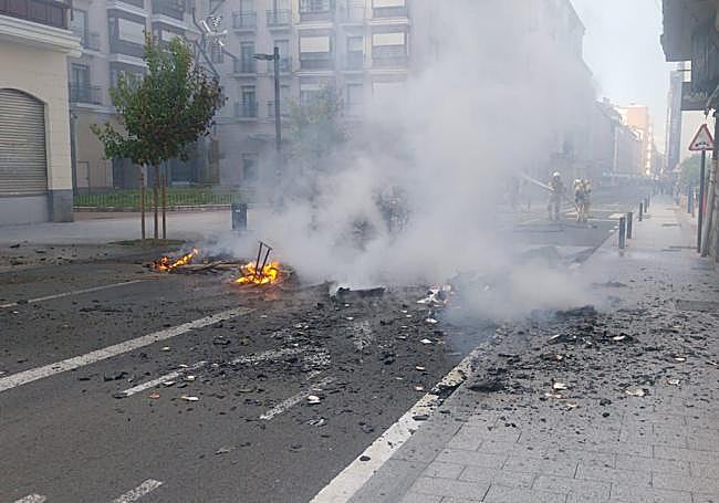 Contenedores ardiendo en la calle Beato Tomás de Zumárraga.