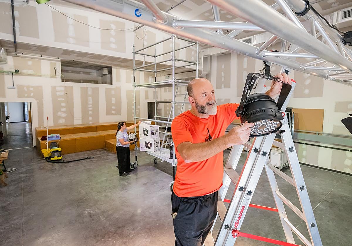 Hernando coloca un foco en primer plano en el espacio Inopia, pensado para desarrollar creaciones escénicas desde Vitoria.