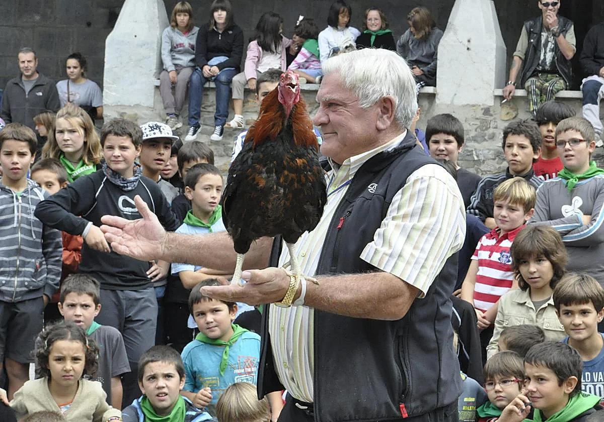 Joxe Mari Gorritiberea, 'Gorriti', en uno de sus espectáculos con uno de sus gallos en Irura en 2010.
