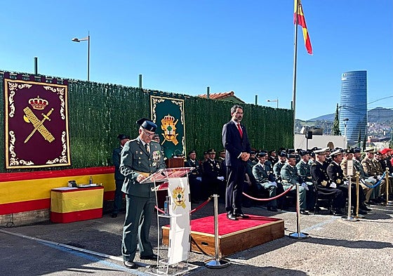 El coronel jefe de la Comandancia de la Guardia Civil de Bizkaia, Pascual Segura, durante su discurso, en presencia del subdelegado del Gobierno en Bizkaia, Carlos García Buendía.