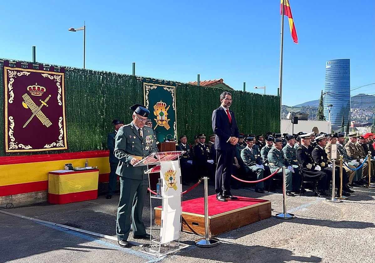 El coronel jefe de la Comandancia de la Guardia Civil de Bizkaia, Pascual Segura, durante su discurso, en presencia del subdelegado del Gobierno en Bizkaia, Carlos García Buendía.