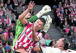 Guruzeta trata de ganar un balón por alto en el partido ante el Mallorca.