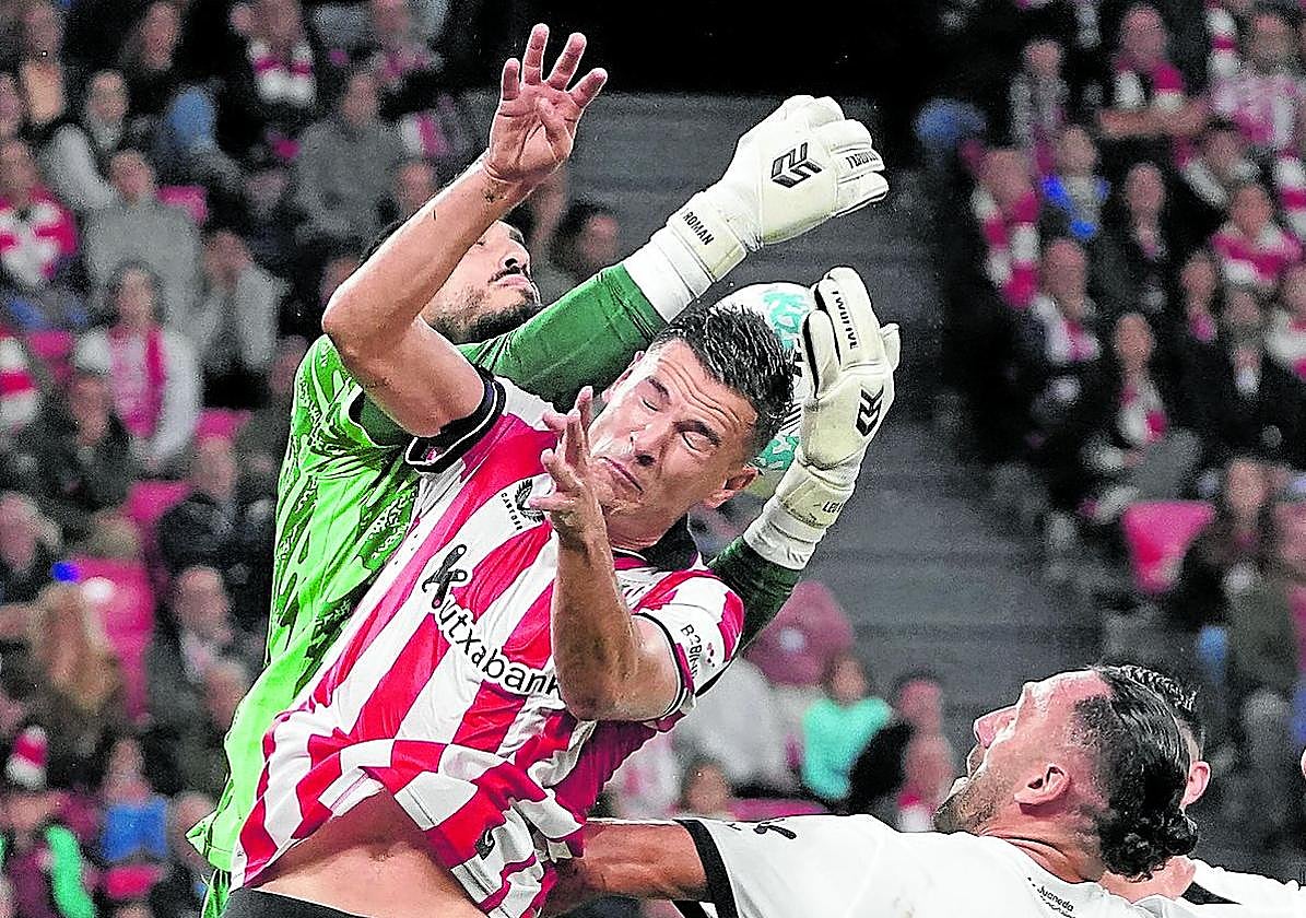Guruzeta trata de ganar un balón por alto en el partido ante el Mallorca.