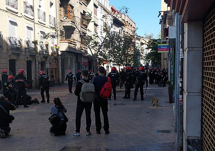 Una batalla campal entre Falange y radicales deja 40 heridos y 19 detenidos en Vitoria