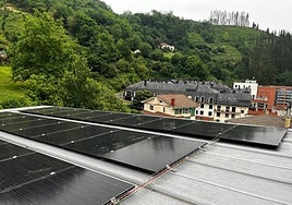 Las placas solares para todo el barrio se han instalado ya en el tejado del centro educativo Eskolabarri.