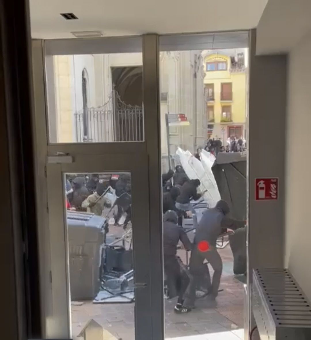 Así se ha montado la barricada contra la Ertzaintza