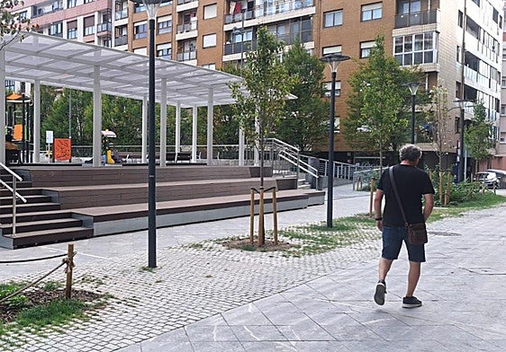 Las obras de remodelación incluyeron repavimentar la explanada y ampliar las zonas verdes de esta zona.