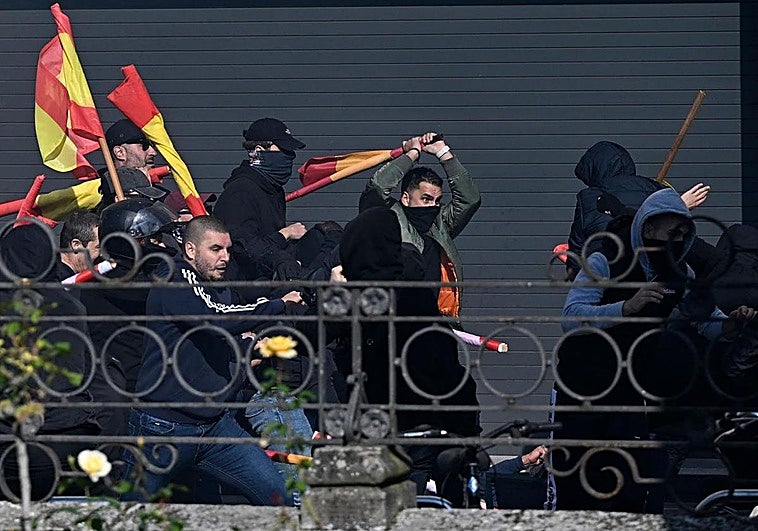 Una batalla campal entre Falange y radicales deja 40 heridos y 19 detenidos en Vitoria