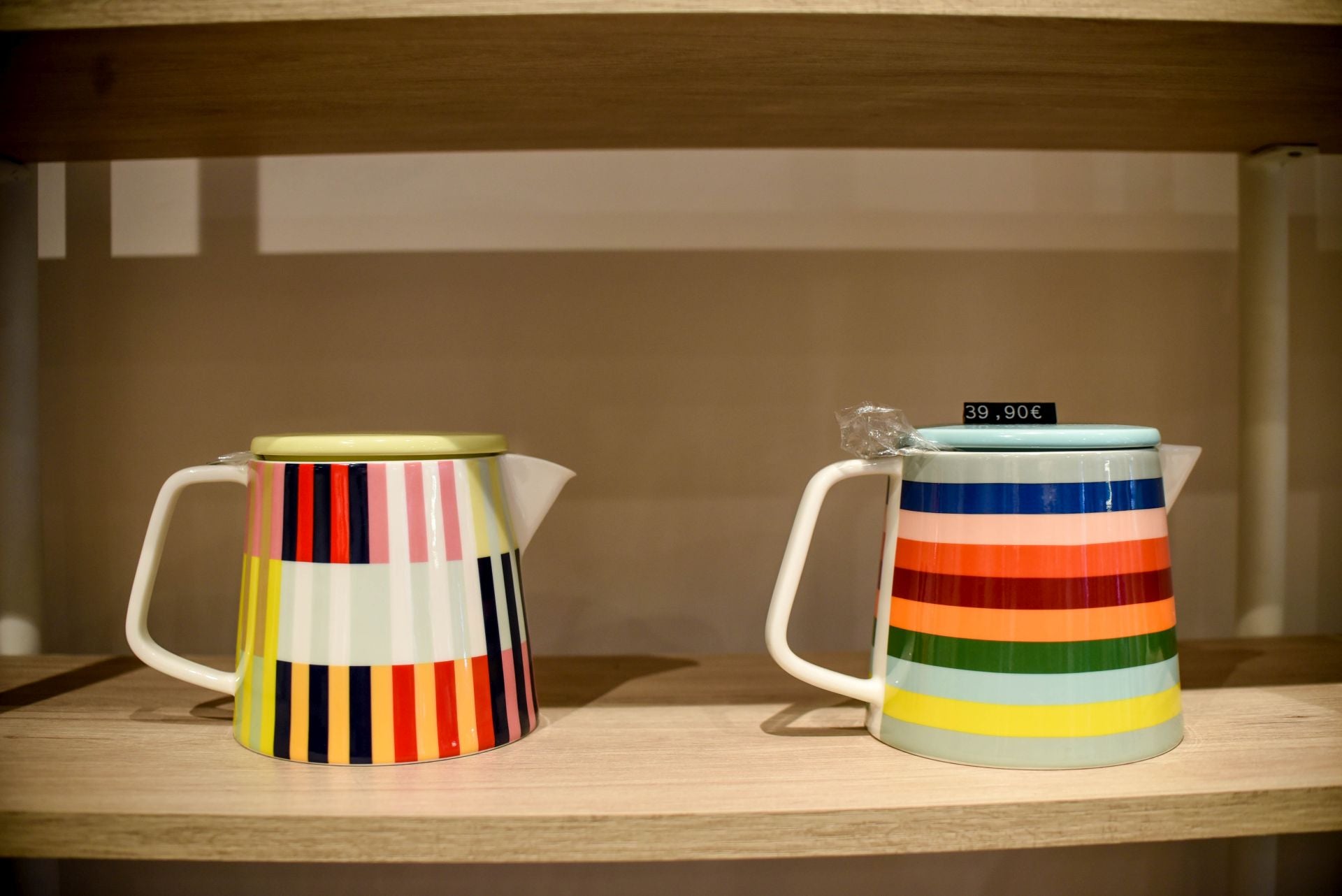 Dos hermanos llenan de color y alegría el Casco Viejo con su nueva tienda de objetos bonitos